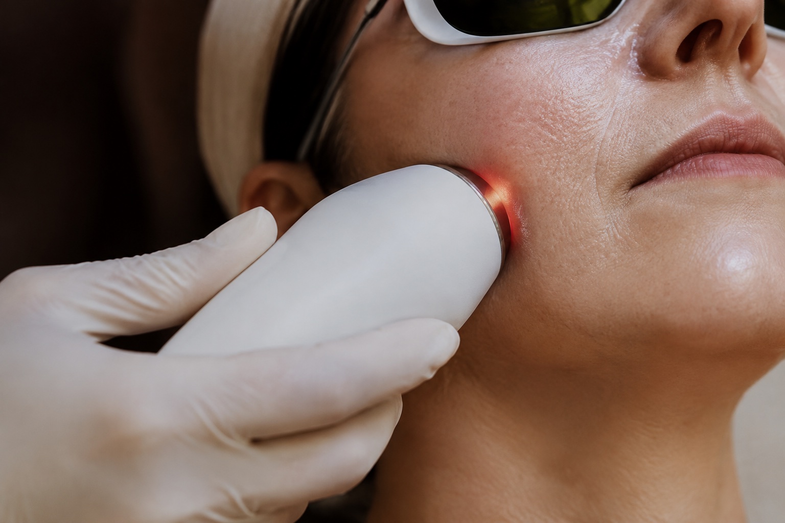 Procedimento facial realizado em enquadramento fechado